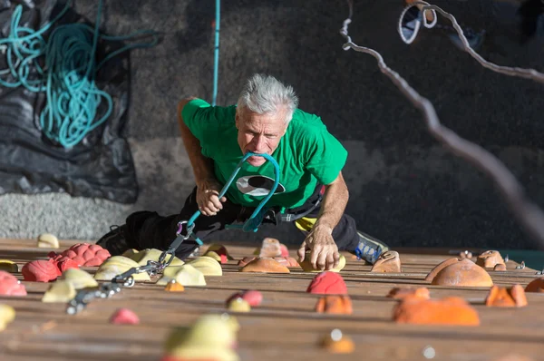 Mature Athlete Fixing Rope into Belaying Device — Zdjęcie stockowe