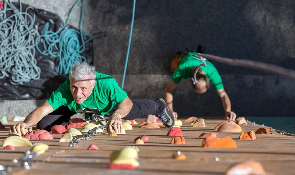 Persona mayor haciendo deporte extremo —  Fotos de Stock