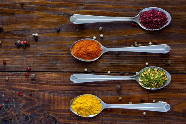 Gümüş kaşık içinde Doğu baharatlar çeşitli