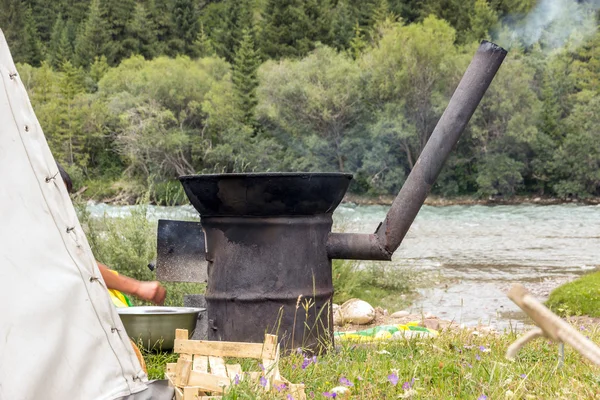 烹饪皮拉夫在传统的野战炉 — 图库照片
