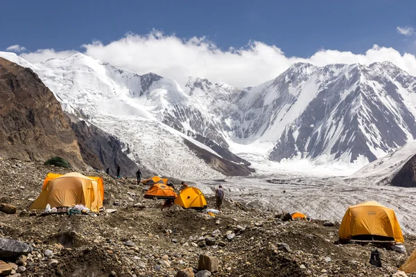 Базовый лагерь высокогорной экспедиции — стоковое фото