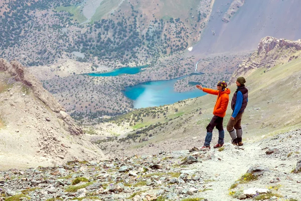 Two Mountain Climbers Staying on Dusty Trail and Discussing — Stock Photo, Image