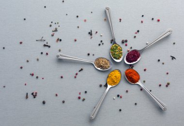 Asya üzerinde ahşap arka plan baharat