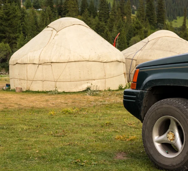 Off Road Vehicle and Kyrgyz Village — Stock Photo, Image