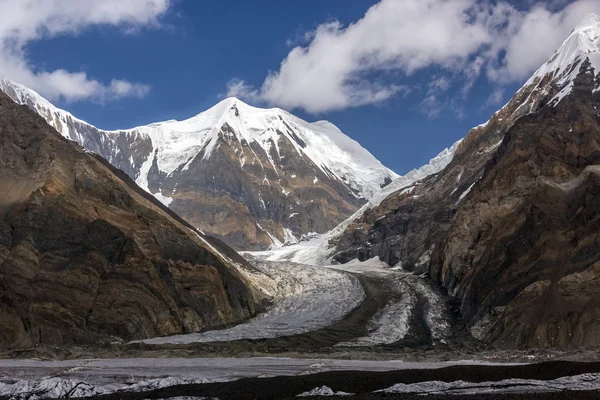 High Mountain View and Massive Glacier Flowing — 图库照片