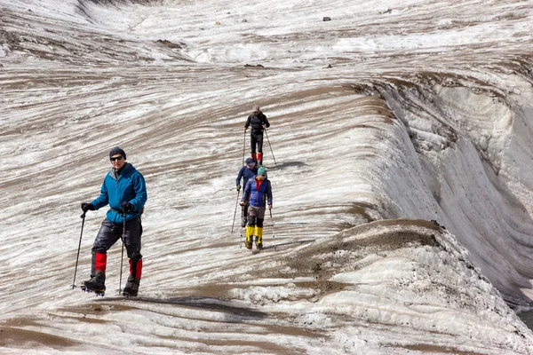Horolezci kráčející přes velký ledovec — Stock fotografie