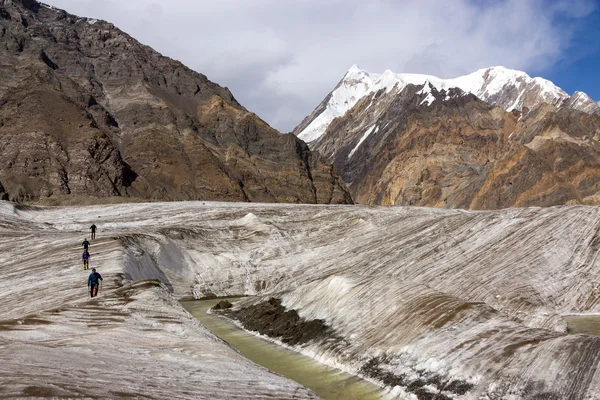 Bergsteiger auf dem Weg über großen Gletscher — Stockfoto