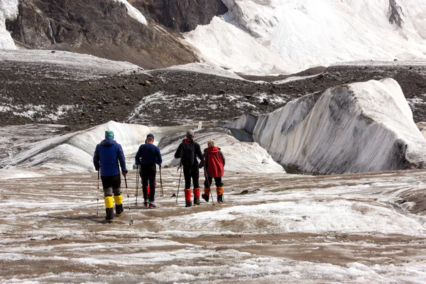 Mountaineers Walking Across Large Glacier — Stock Photo, Image