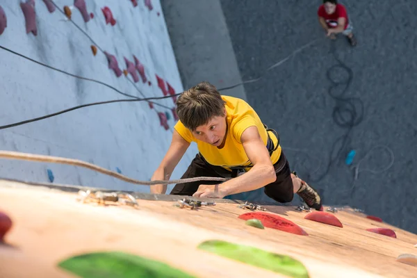 Betagte Frau klettert Wand — Stockfoto