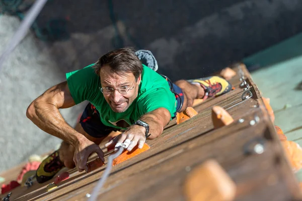 Retrato de atleta maduro en pared de escalada extrema —  Fotos de Stock