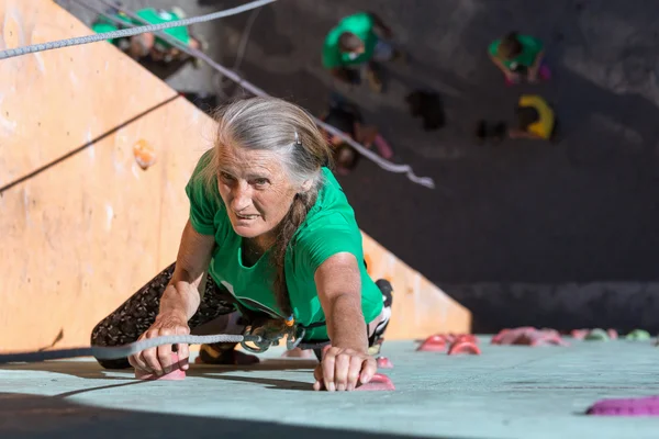 Dame âgée faisant du sport extrême — Photo