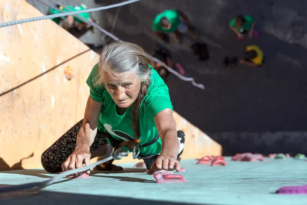 Mujer envejecida escalada pared — Foto de Stock