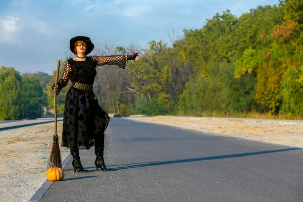 Halloween Theme Dressed Lady Hitchhiking on Paved Road — Stock Photo, Image