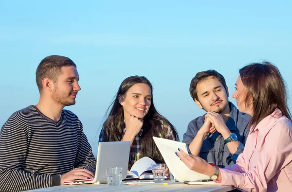 Blandad grupp i affärsmöte — Stockfoto