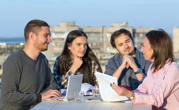 Gemengde groep in zakelijke bijeenkomst — Stockfoto