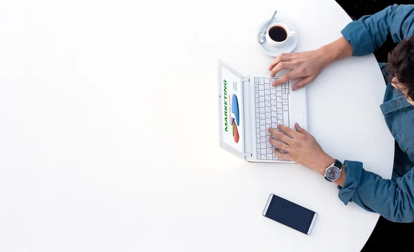 Geschäftsmann arbeitet am Computer im Büro weiße runde Tischplatte Ansicht — Stockfoto