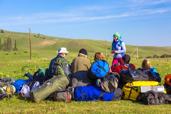 Group of People and Many Backpacks on Grassy Lawn — Stok fotoğraf