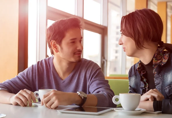 Casal jovem na cafetaria falando — Fotografia de Stock