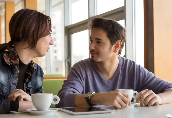 Молодая пара в кафе обсуждает — стоковое фото