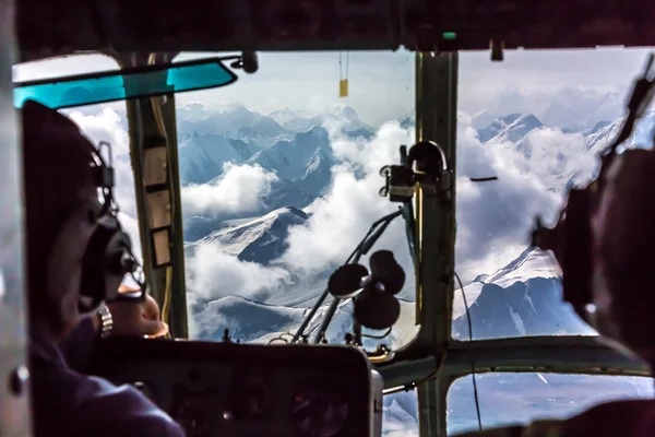 Lanzamiento de vista Helicóptero Cockpit Volando a Gran Altitud Mountain Pass — Foto de Stock