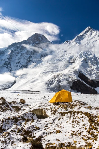 Montanhas de alta altitude e uma tenda laranja — Fotografia de Stock
