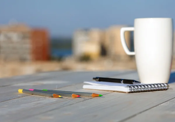 Composição diária do diário na mesa de madeira com caneca de café — Fotografia de Stock