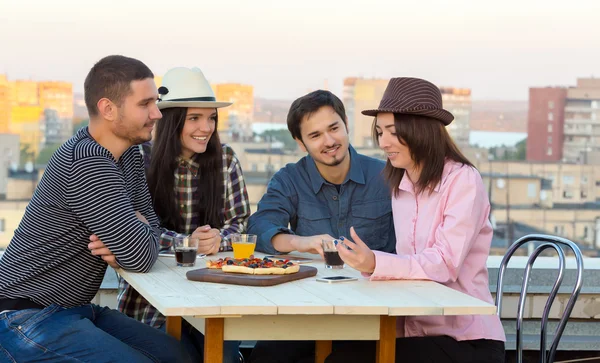 Multi-etnisch gezelschap van jonge vrienden aan Pizza Cade tafel — Stockfoto