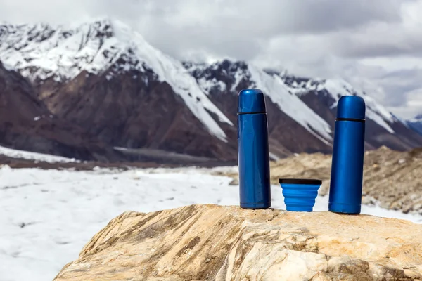 Dos termos azules de viaje Termo Botellas y Copa en piedra —  Fotos de Stock