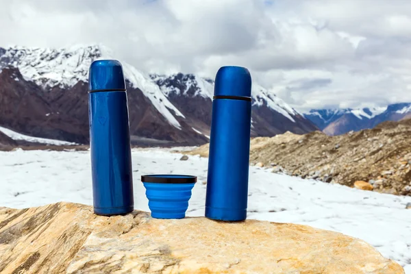 Два термоса для путешествий Thermo Bottles и Кубок на камне — стоковое фото