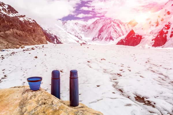 Dwa Termosy niebieski podróż Thermo butelki i pucharki na kamień — Zdjęcie stockowe