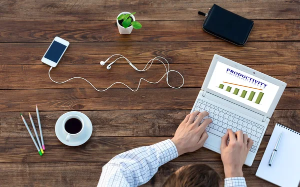 Antika ahşap masa üstten görünüm, bilgisayarda çalışan iş adamı