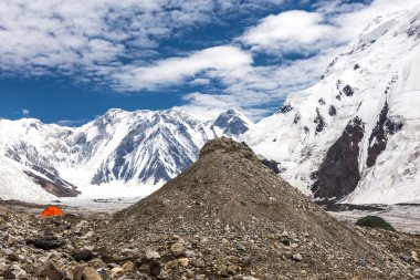 Yüksek enlem dağ arazide kırmızı çadır