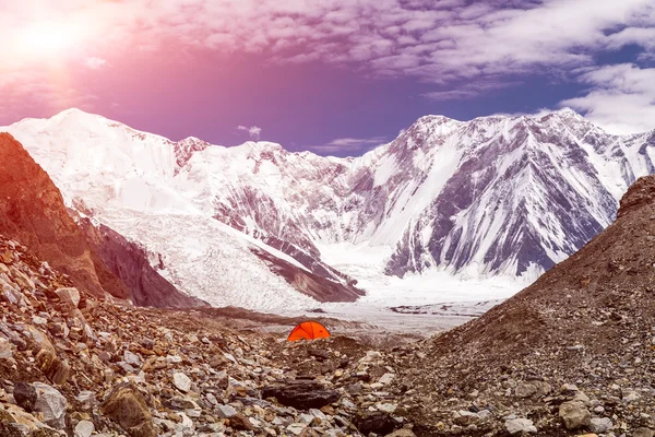 Czerwony namiot w dużej szerokości góry terenu — Zdjęcie stockowe