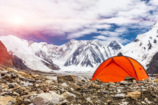 Tente rouge en terrain montagneux de haute latitude — Photo