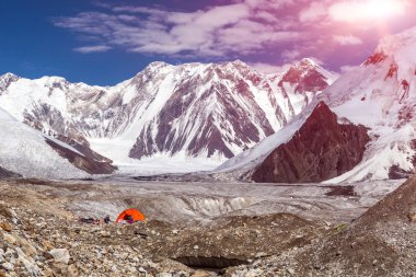 Yüksek dağlar Panorama buzul buzultaş ve güneş kırmızı çadır ile