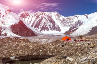 Buzul buzultaş ve grubunu dağ manzaralı güzel bir gün ile kamp alanına