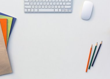 Ofis beyaz Masası bilgisayar klavye fare renkli kalemler kitapçıklar ve diğer malzemeleri