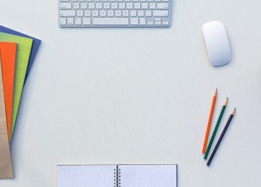 Yaratıcı Office parlak tablo eşleşen renk dergiler ve kalem bilgisayar ve not defteri