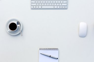 Office kavramı, yeni gün beyaz bilgisayar boş not defteri ve fincan kahve üstten görünüm içeren tablo