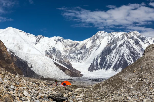 Hochgebirgspanorama mit rotem Zelt auf Gletschermoräne — Stockfoto