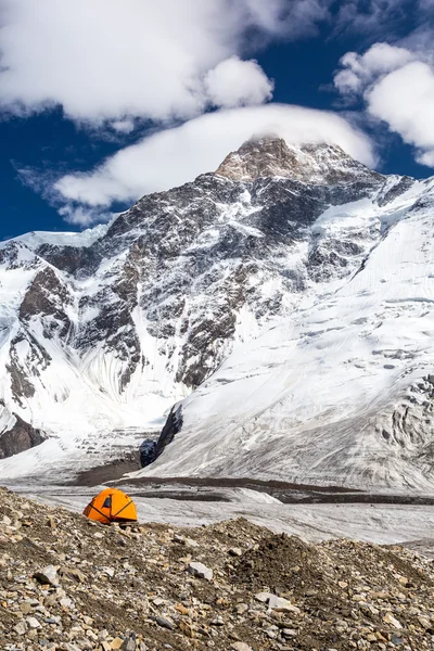 Campsite on Glacier Moraine and Snowbound Mountain View with Cloudy Sky — Stock Photo, Image