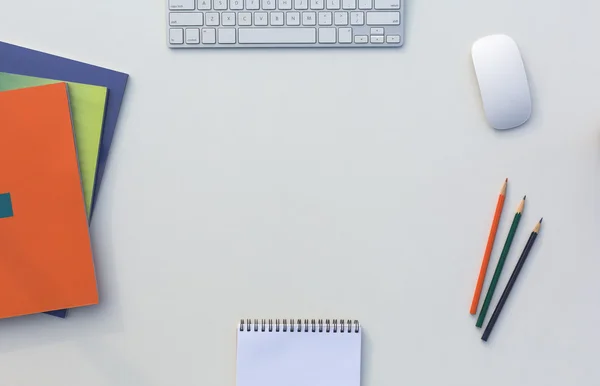 Büro weißer Schreibtisch von oben mit Business und Alltagsgegenständen und Elektronik — Stockfoto