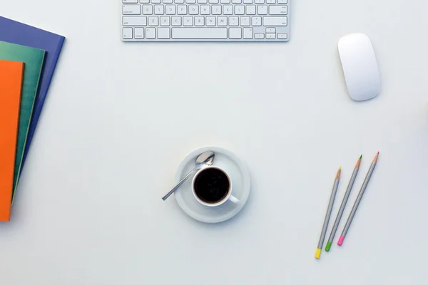 Tavolo luminoso ufficio creativo con riviste a colori e matite Computer e tazza da caffè — Foto Stock