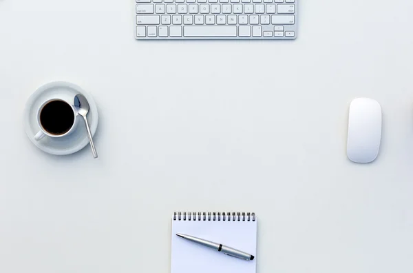 O nouă zi la Office Concept White Table cu Computer Blank Notepad și o ceașcă de cafea Top View — Fotografie, imagine de stoc