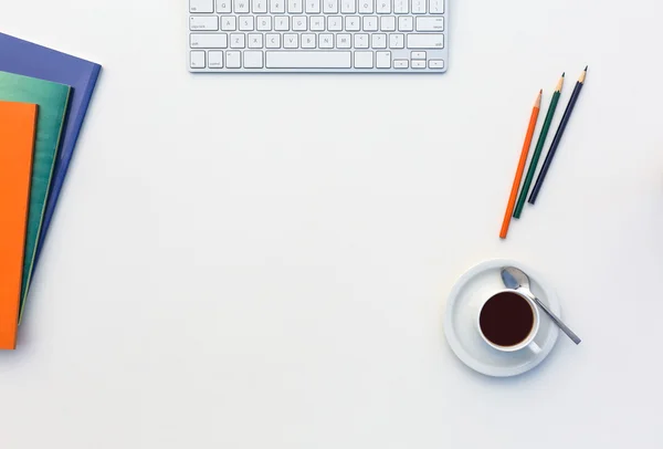 Oficina escritorio blanco vista superior con negocios y todos los días artículos de la vida electrónica y taza de café —  Fotos de Stock