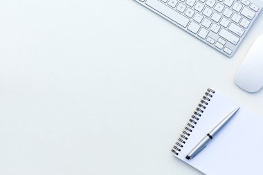 Bilgisayar klavye fare: Not defteri ve Executive kalem ile yaratıcı ofis parlak masaları