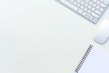 Office beyaz Resepsiyon üstten görünüm ile iş ve her gün hayat öğeleri ve elektronik