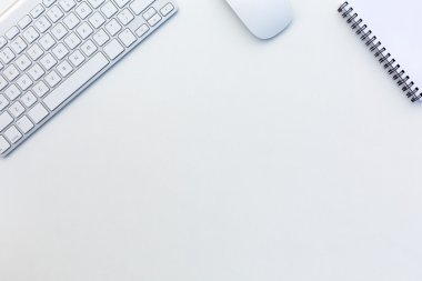 Office beyaz bilgisayar klavye fare ve not defteri en iyi manzaralı tablo