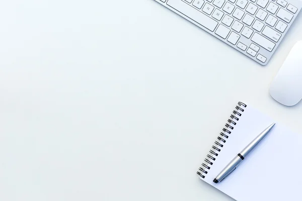 Mesa brilhante do escritório criativo com teclado do computador Bloco de notas do mouse e caneta executiva — Fotografia de Stock
