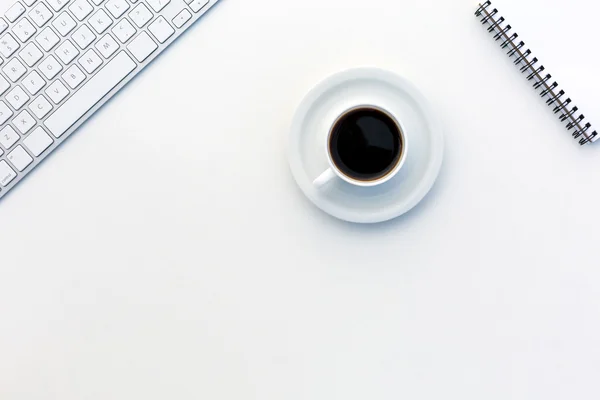 Oficina escritorio blanco vista superior con negocios y todos los días artículos de la vida electrónica y taza de café —  Fotos de Stock